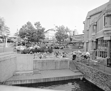 884912 Afbeelding van een zomeravondconcert van de Koninklijke Utrechtse P.T.T. Brassband in de 'kuil' bij het ...